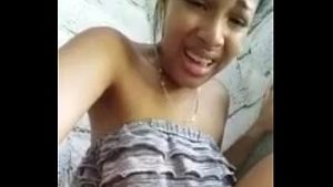 Une étudiante dominicaine se masturbe à lécole