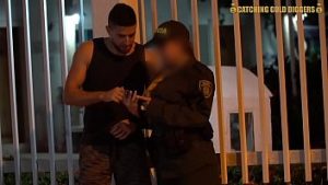 Une officier de police colombienne suce une bite