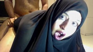 Une femme mature arabe se déshabille et se caresse – Film x