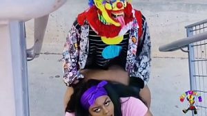 Un clown effrayant traque la belle Charlotte – Vidéo porno – #02