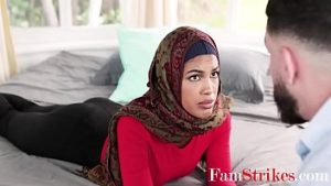 Cette arabe en hijab pratique la branlette – Vidéo porno hd