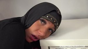 Une femme en hijab excite sa chatte darabe à la webcam – Vidéo x