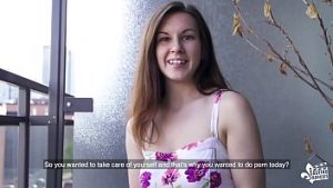 Jeune canadienne se caresse et se gode le clitoris à la webcam