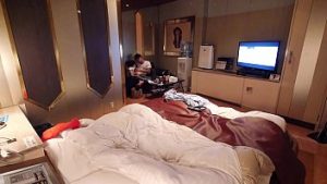 Une jeune japonaise se masturbe chez son médecin – Film porno hd