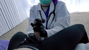 Un masseur donne un orgasme avec son vibromasseur à lénorme black Heather Mason
