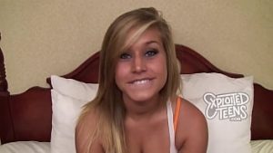 Cette jeune blonde supporte toutes sortes de tortures – Film porno hd