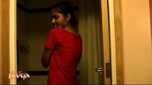Une indienne montre ses beaux seins à la webcam