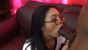 Une fille baise une bite black géante – Vidéo x HD