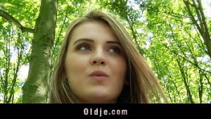 Une anglaise baisée en forêt sur un tronc darbre – Film x hd