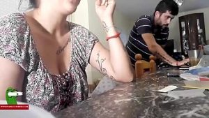 Une jeune gitane brune se doigte à la webcam – Vidéo porno
