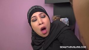 Cette arabe fait la folle à poil devant la caméra – Film porno