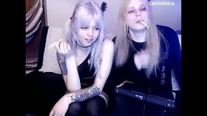 Une grosse fille gothique en string à la webcam – Vidéo porno – #01