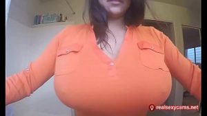 Une fille avec des seins massifs fait une branlette espagnole