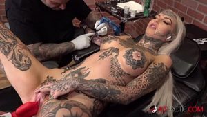 Amber Luke se masturbe pendant quelle se fait tatouer le bras