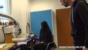 Une arabe se met un long gode dans la chatte à la webcam – Vidéo x