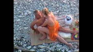 Un couple de nudistes matures se masturbent dans les dunes hd #06