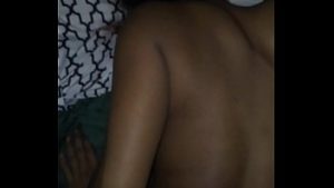 Une femme noire fait jouir un mec à la webcam avec ses fesses – Film x