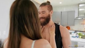 Cette femme mature rousse à gros seins se masturbe dans le jacuzzi – Vidéo porno hd