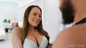 Une brunette se masturbe dans la cuisine avec un objet insolite – Vidéo porno – #02