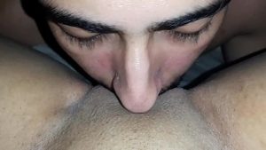 Une arabe marocaine malaxe ses gros nichons et sa chatte – Vidéo porno