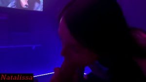 Une binoclarde blonde rondelette joue les cochonnes à la webcam – Vidéo x hd