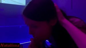 Une jeune et jolie latine aux cheveux bleus se gode la moule à la webcam – Film x hd