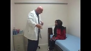 Un docteur arabe avec une petite bite se tape sa patiente