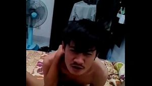 Un jeune gay thailandais se branle la bite jusquà éjaculer hd
